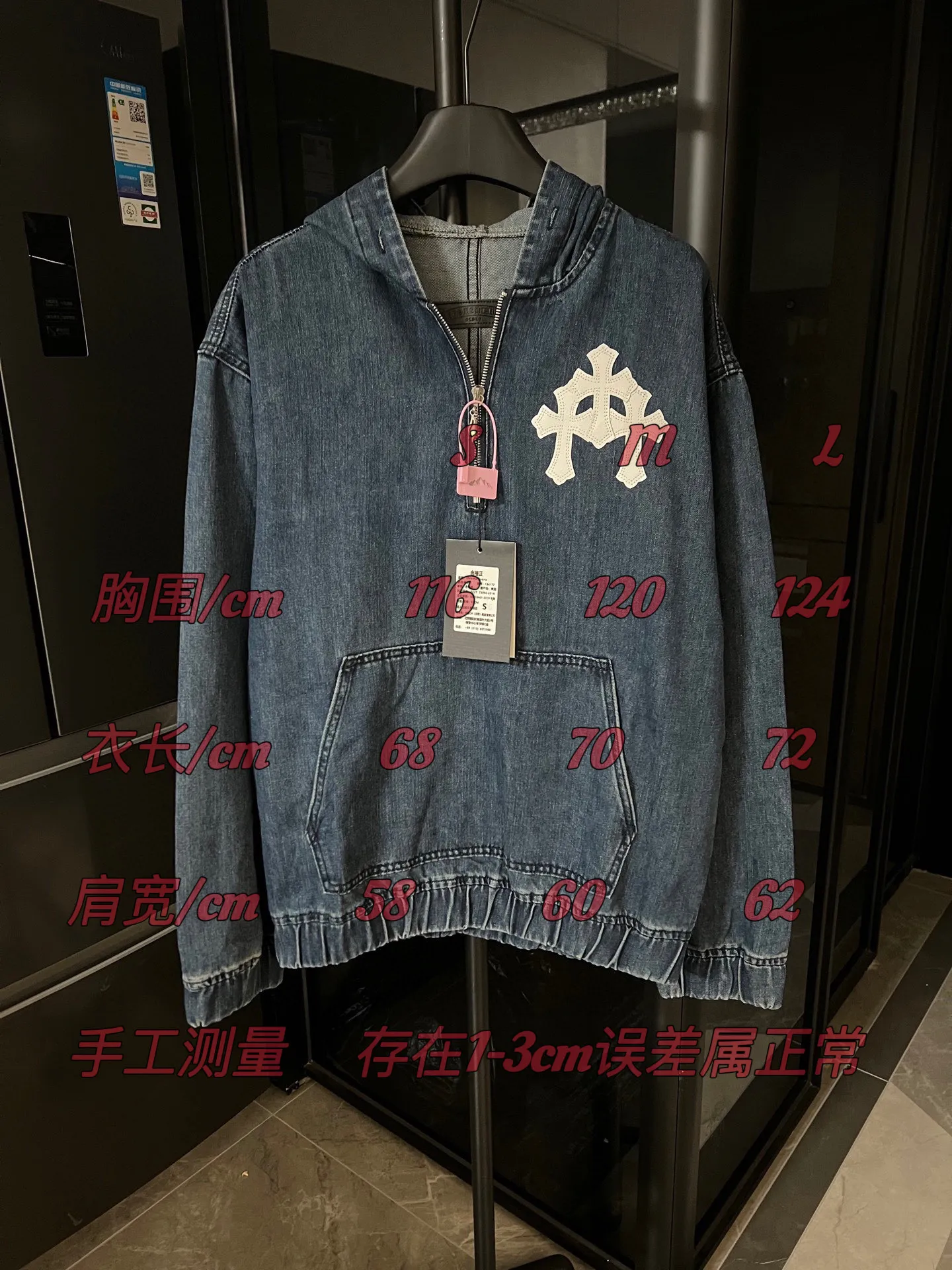 P250 [Next day] Chrome Hearts/Chrome Hearts 25FW Chest patch + double embroidery Sanskrit print design CH half zipper denim sweatshirt (blue) The new half zipper denim sweatshirt is not bad. It is quite casual, with a loose fit, simple blue and white color scheme, full of details, leather logo, Sanskrit print, classic denim fabric, no matter the body shape, anyone can control it, celebrity private wear, same style for men and women, look for the correct version. All I can say is that it’s absolutely absolutely stunning🔥 Size: S M L Detailed size can be found in picture 9